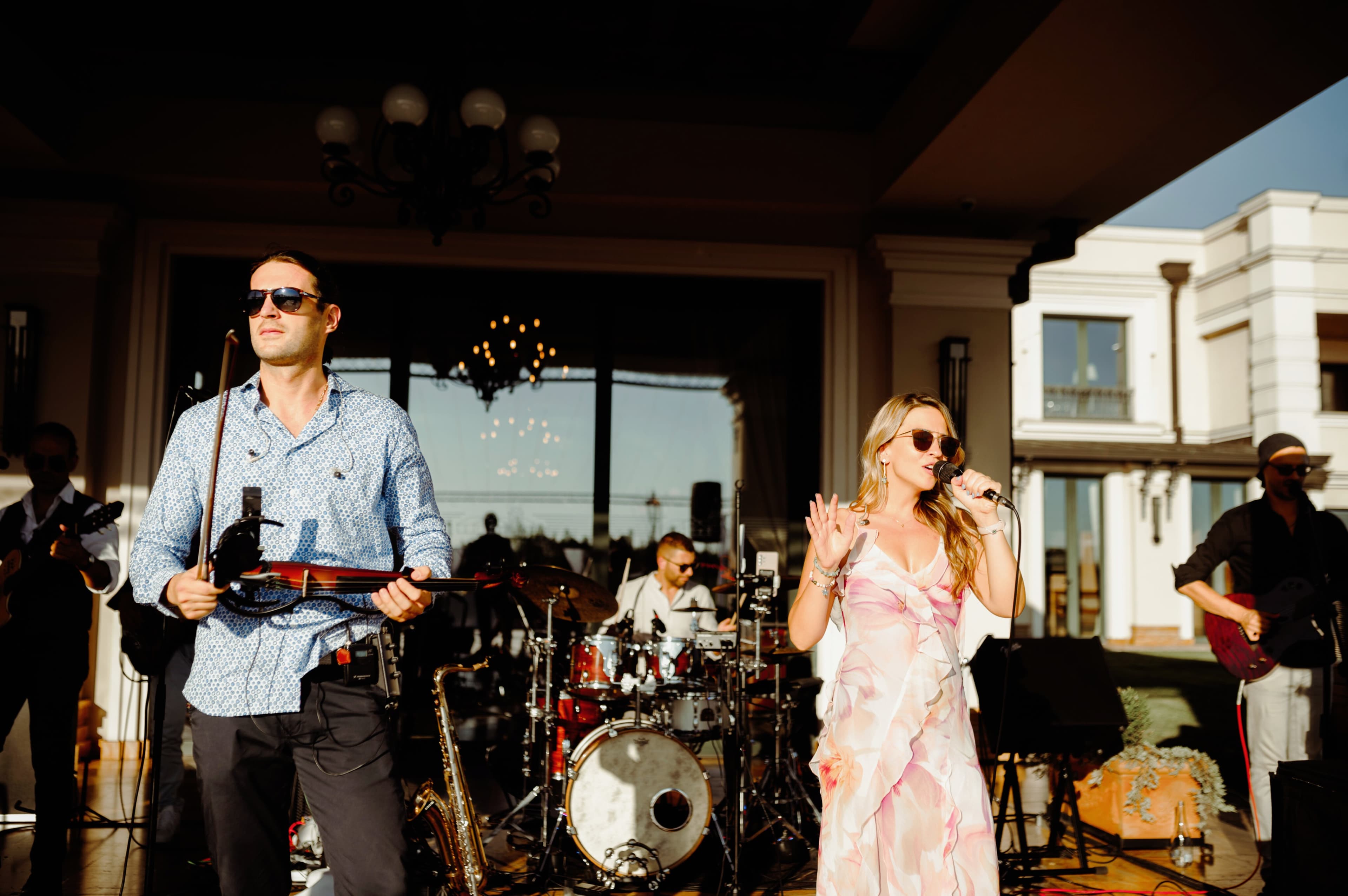 Stubovi pop kulture uživo: električna violina, vokal, bubnjevi i gitara